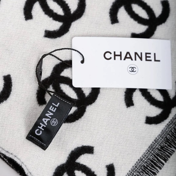 2024/2025 AUTH BNWT Chanel CC Logo Black and White Cashmere Wool Scarf - Picture 3 of 5